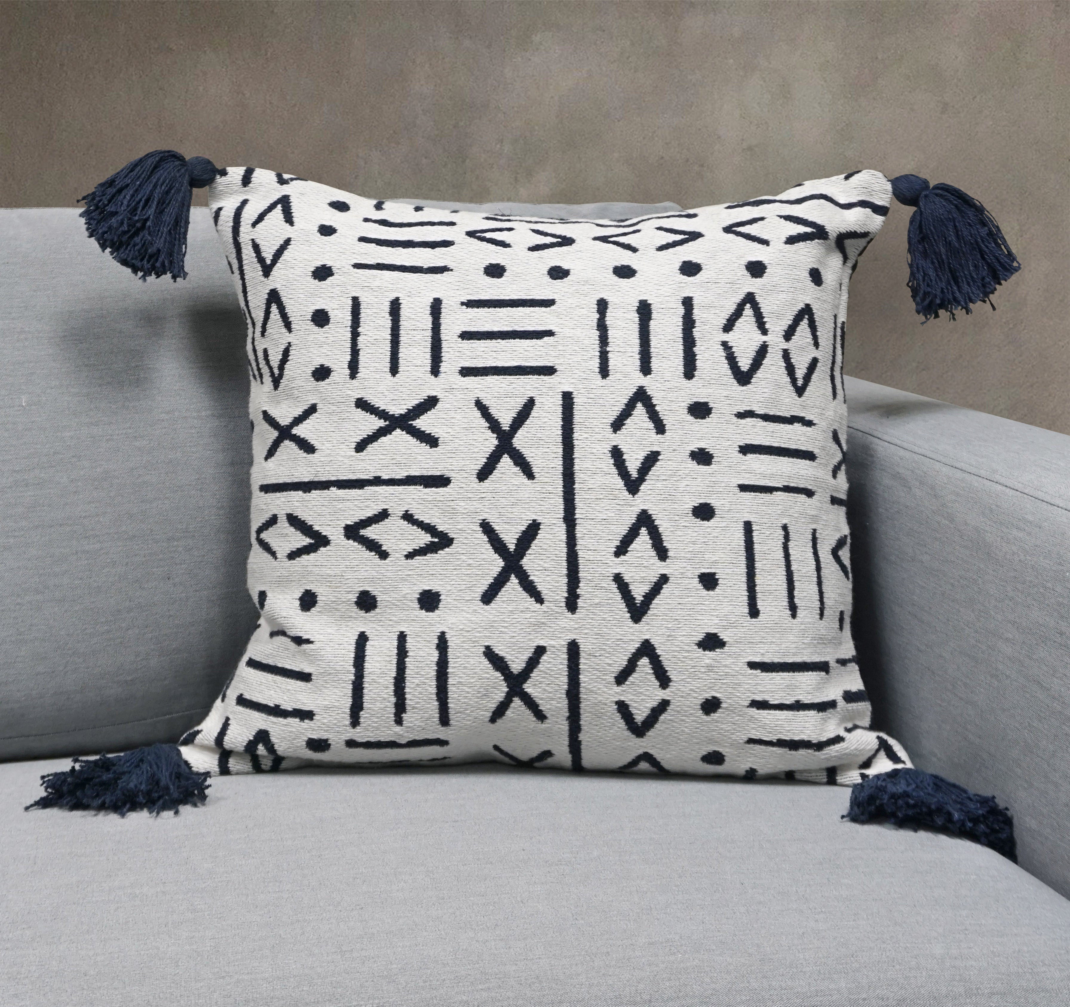 Brielle Home 18-in x 18-in Navy Indoor Decorative Pillow in the